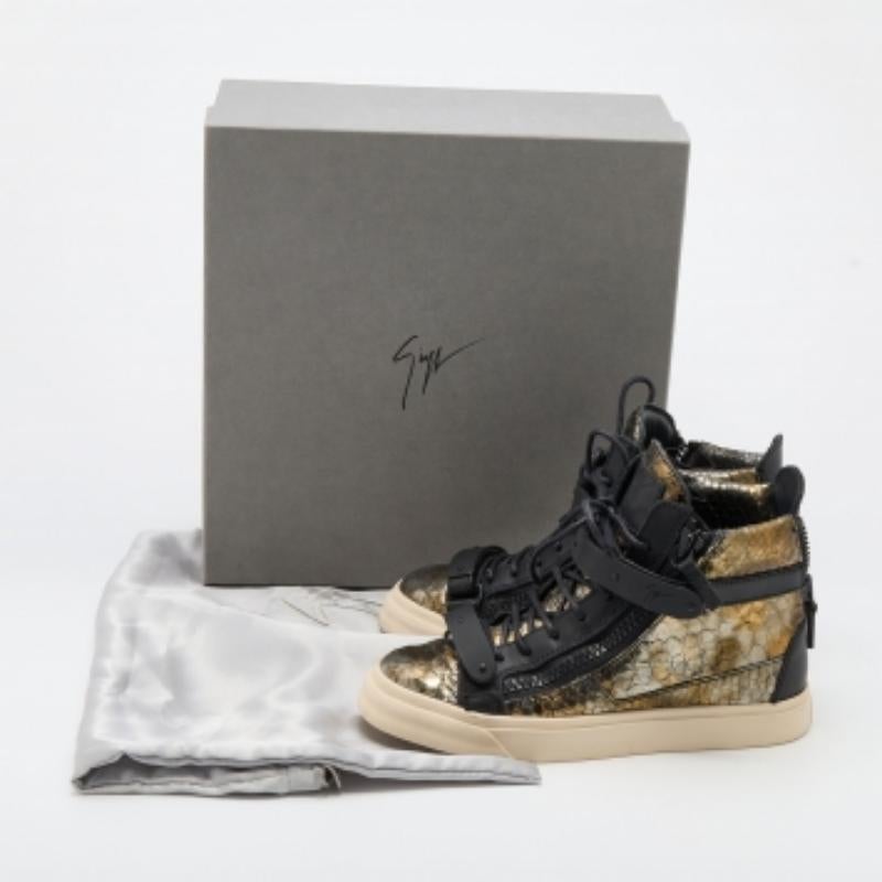 Il modo migliore per sperimentare il comfort e il lusso è indossare queste sneakers. Migliora il tuo abbigliamento casual con queste sneakers di tendenza.