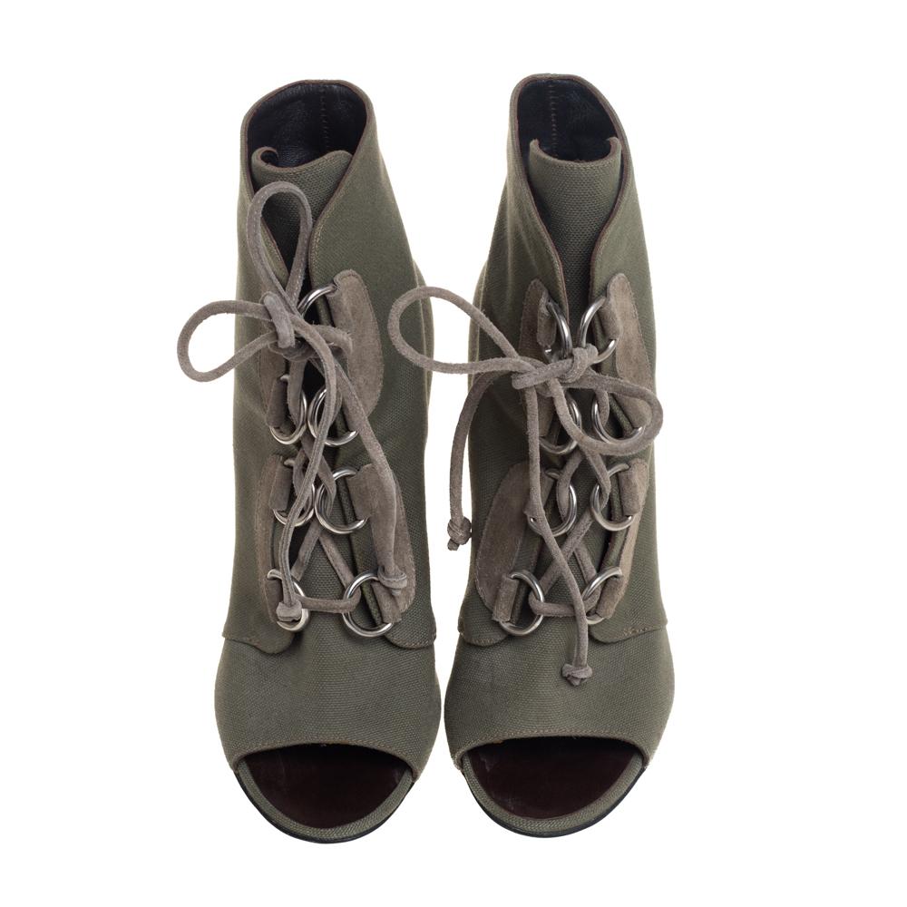 Purposely built to make you feel like a fashion diva, these Giuseppe Zanotti booties are not to be missed. The green beauties are crafted from canvas and feature a peep-toe silhouette. They flaunt lace-ups on the vamps and come equipped with
