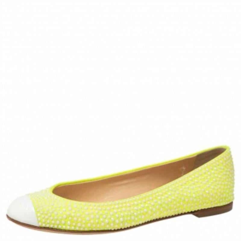 Abbaglia in tutta comodità con queste ballerine di Giuseppe Zanotti. Sono rivestite in pelle verde e disegnate con punte rotonde e cristalli su tutta la superficie. Le ballerine sono dotate di solette in pelle per agevolarti.
