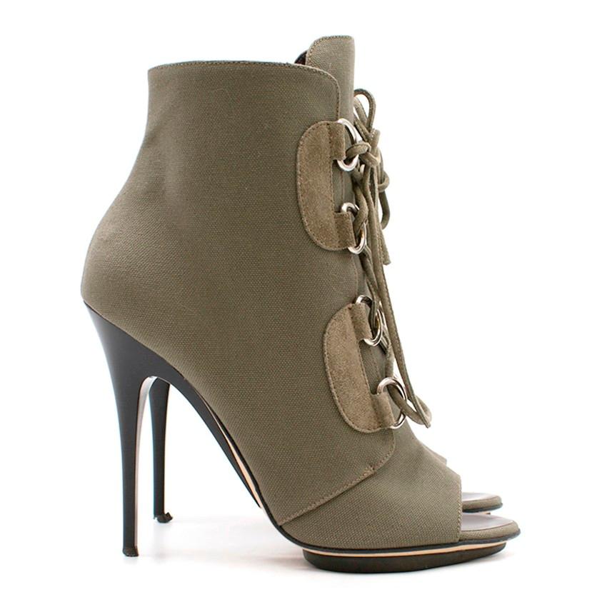Giuseppe Zanotti Green Lace Up Booties

-Green peeptoe booties
-Silver tone hardware
-Suede laces
-Black acetate heels

Please note, these items are pre-owned and may show signs of being stored even when unworn and unused. This is reflected within