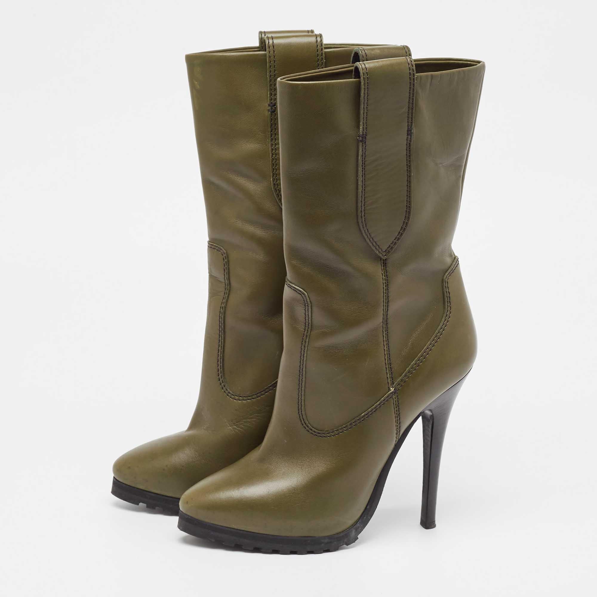 Meticulously designed into a smart silhouette these boots are on point with style. They come with comfortable insoles and durable outsoles to last you forever. These boots are just amazing and you definitely need to get them right away.