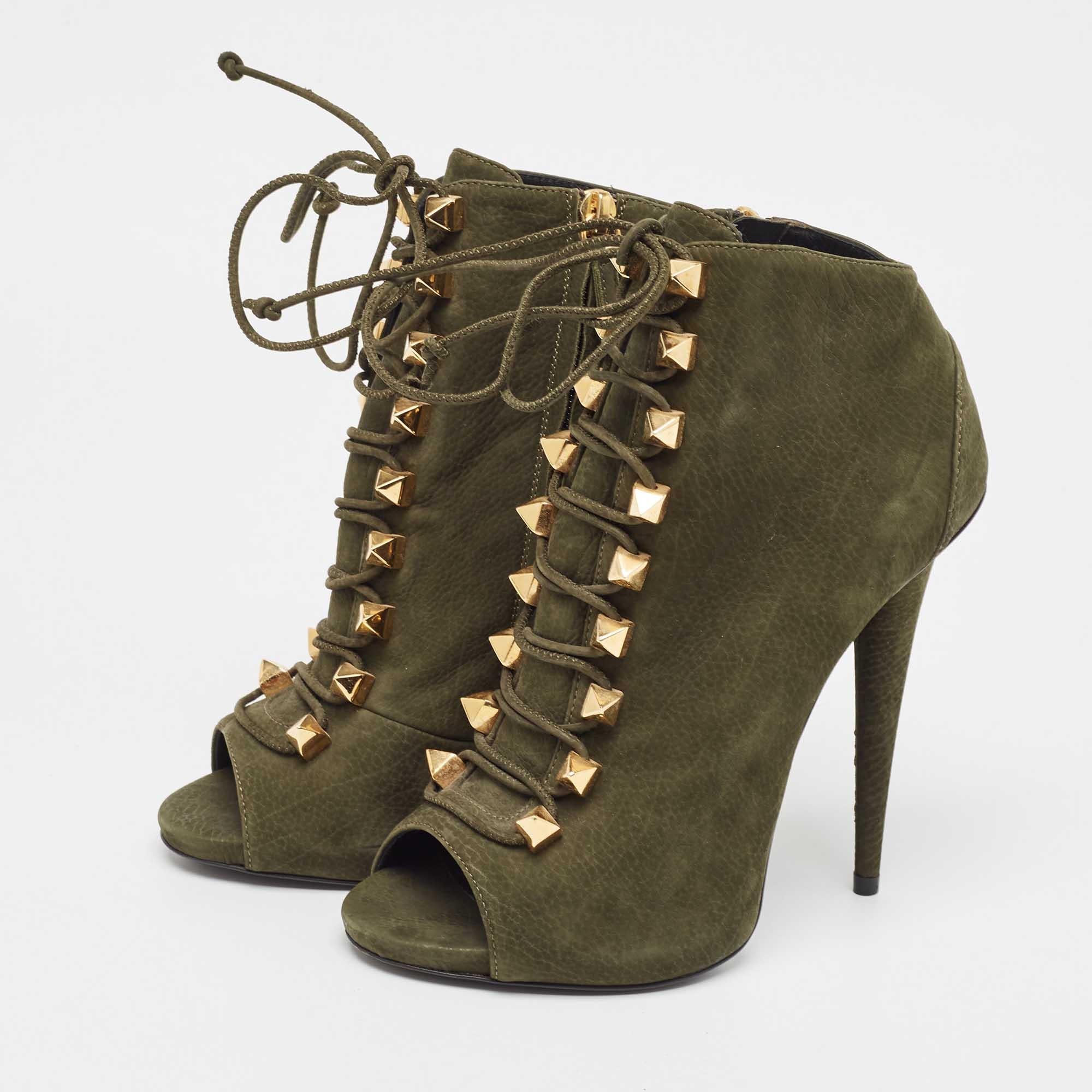 La tradition d'excellence de la maison de couture associée à une sensibilité au design moderne fait de ces bottes Giuseppe Zanotti un choix fabuleux. Ils vous aideront à obtenir un look chic en toute simplicité.