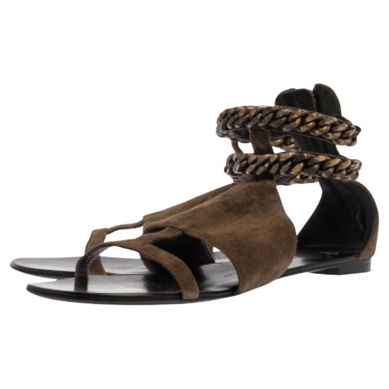 These magnificent flats from Giuseppe Zanotti are designed for a contemporary woman like you. Made from green suede, the ankle straps are accented with chunky chain details that add a chic appeal to them. These sandals are complete with leather
