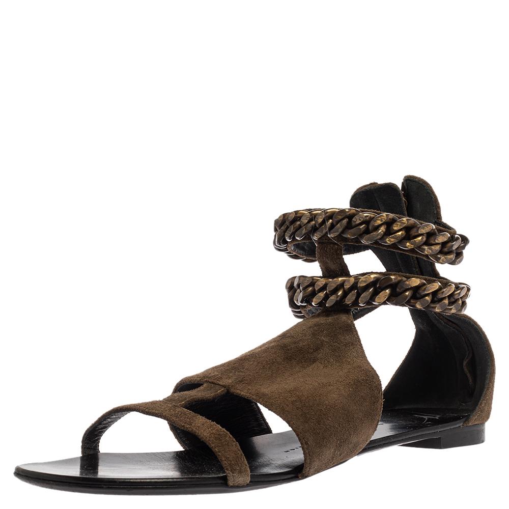 These magnificent flats from Giuseppe Zanotti are designed for a contemporary woman like you. Made from green suede, the ankle straps are accented with chunky chain details that add a chic appeal to them. These sandals are complete with leather