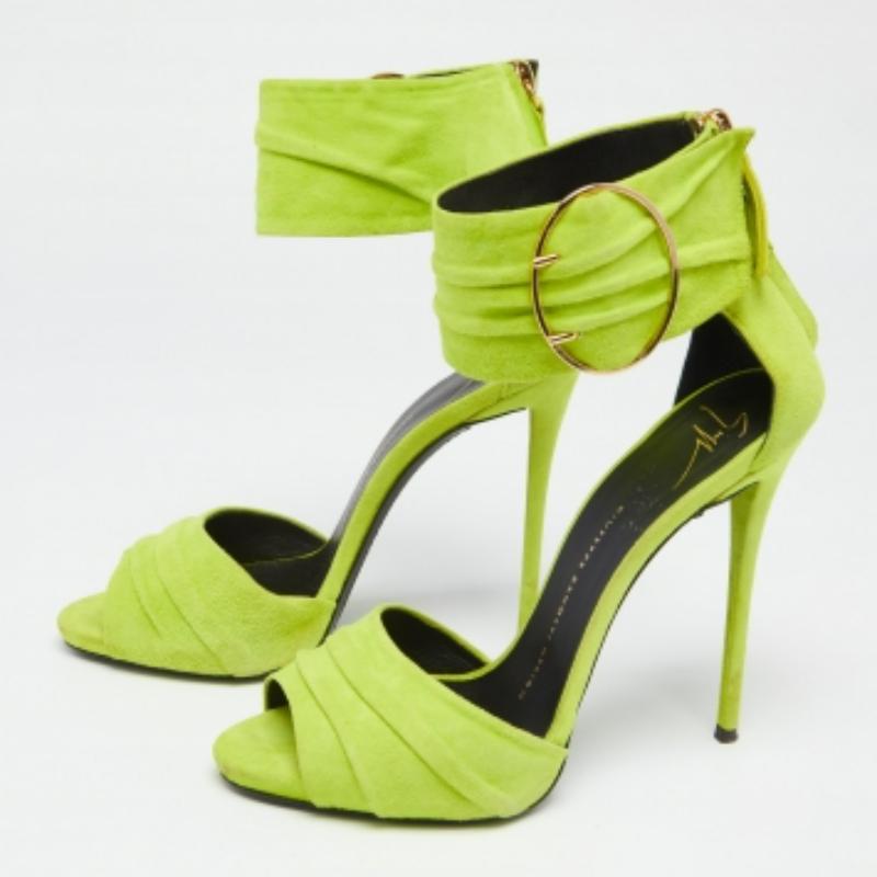 Ces sandales d'un vert éclatant, signées Giuseppe Zanotti, sont confectionnées en daim et présentent un style magnifique. Elles sont dotées d'un design ruché sur les bretelles avant et les poignets des chevilles et sont accompagnées de talons hauts