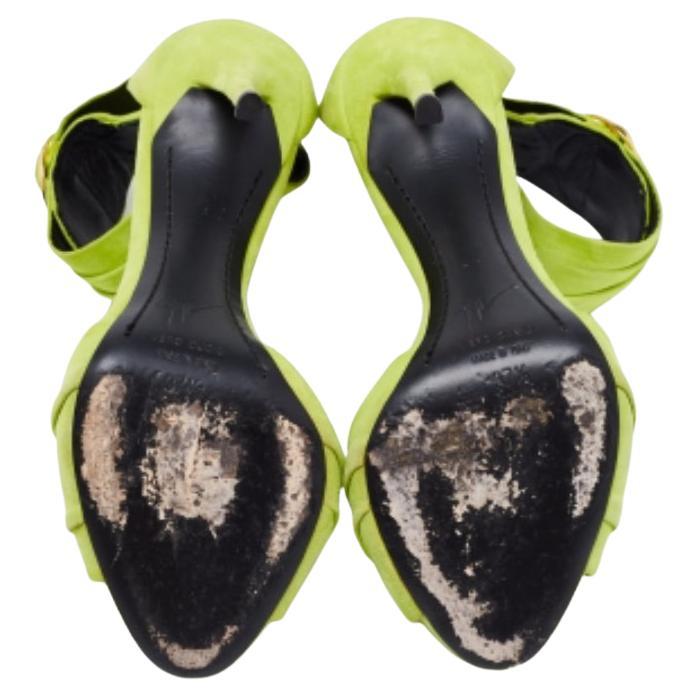 Ces sandales d'un vert éclatant de Giuseppe Zanotti sont réalisées en daim et présentent un style audacieux. Elles présentent un design ruché sur les bretelles avant et les poignets des chevilles, et des talons hauts de 12 cm sont ajoutés pour vous