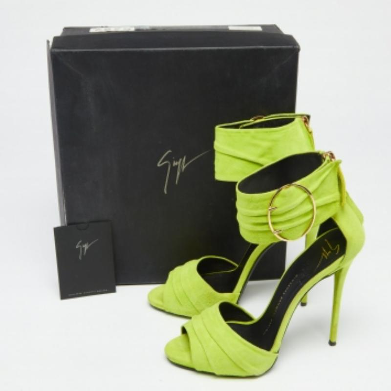 Vert Sandales à bout ouvert Giuseppe Zanotti en daim vert  Taille 37.5 en vente