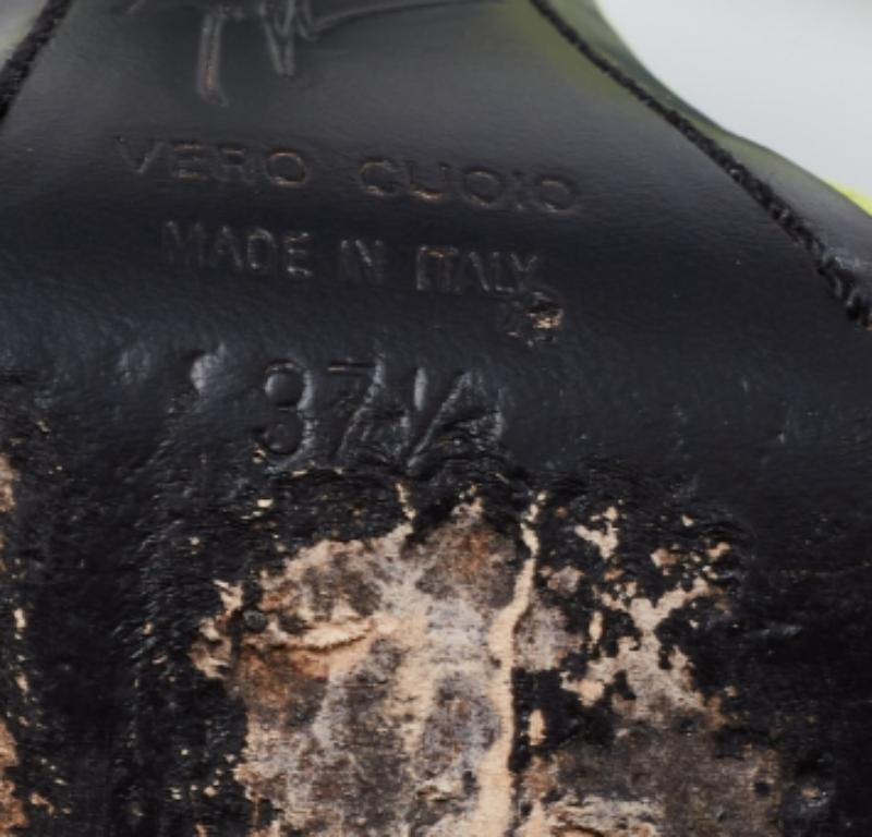Vert Sandales à bout ouvert Giuseppe Zanotti en daim vert  Taille 37.5 en vente