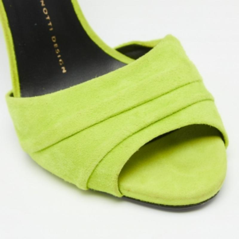 Sandales à bout ouvert Giuseppe Zanotti en daim vert  Taille 37.5 Bon état - En vente à Dubai, Al Qouz 2