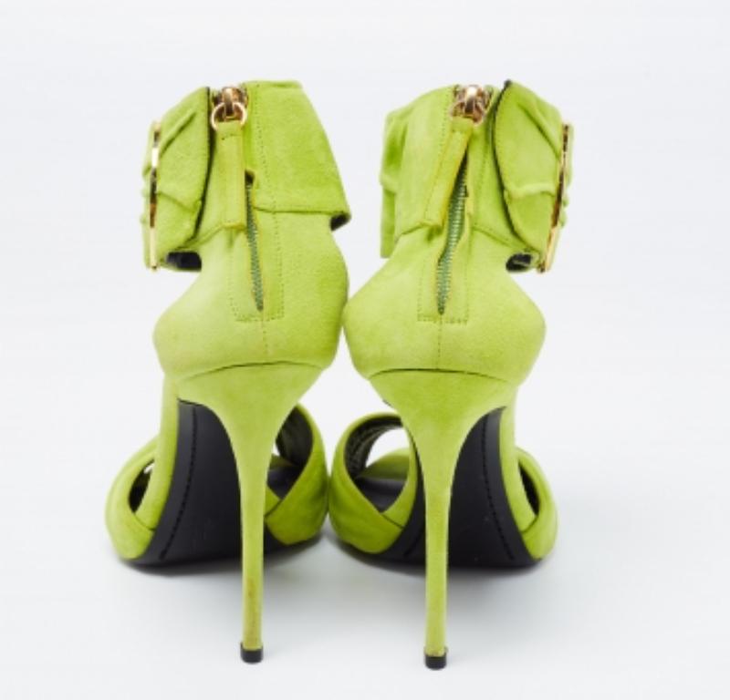 Sandales à bout ouvert Giuseppe Zanotti en daim vert  Taille 37.5 État moyen - En vente à Dubai, Al Qouz 2