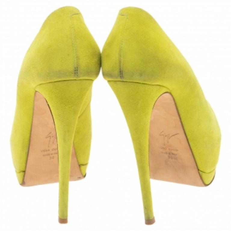 Giuseppe Zanotti Green Suede Sharon Peep-Toe Platform Pumps Size 38 In Good Condition In Dubai, Al Qouz 2