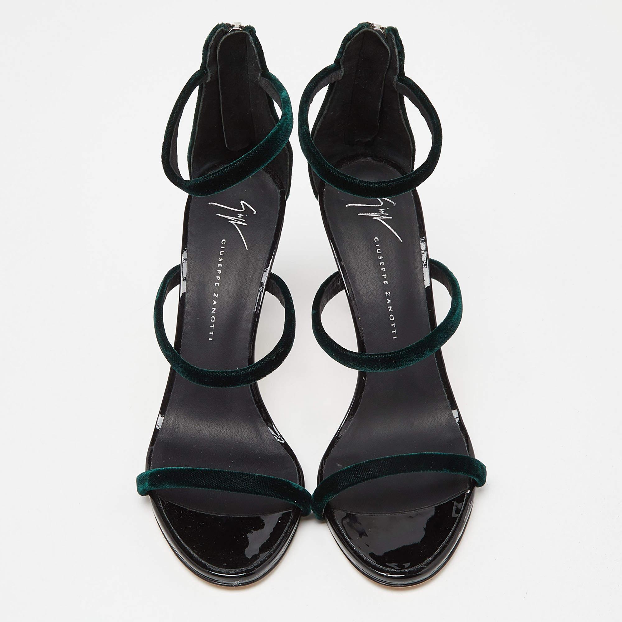 Ces sandales encadreront vos pieds de manière élégante. Fabriquées à partir de matériaux de qualité, elles présentent un design élégant et des semelles intérieures confortables.

