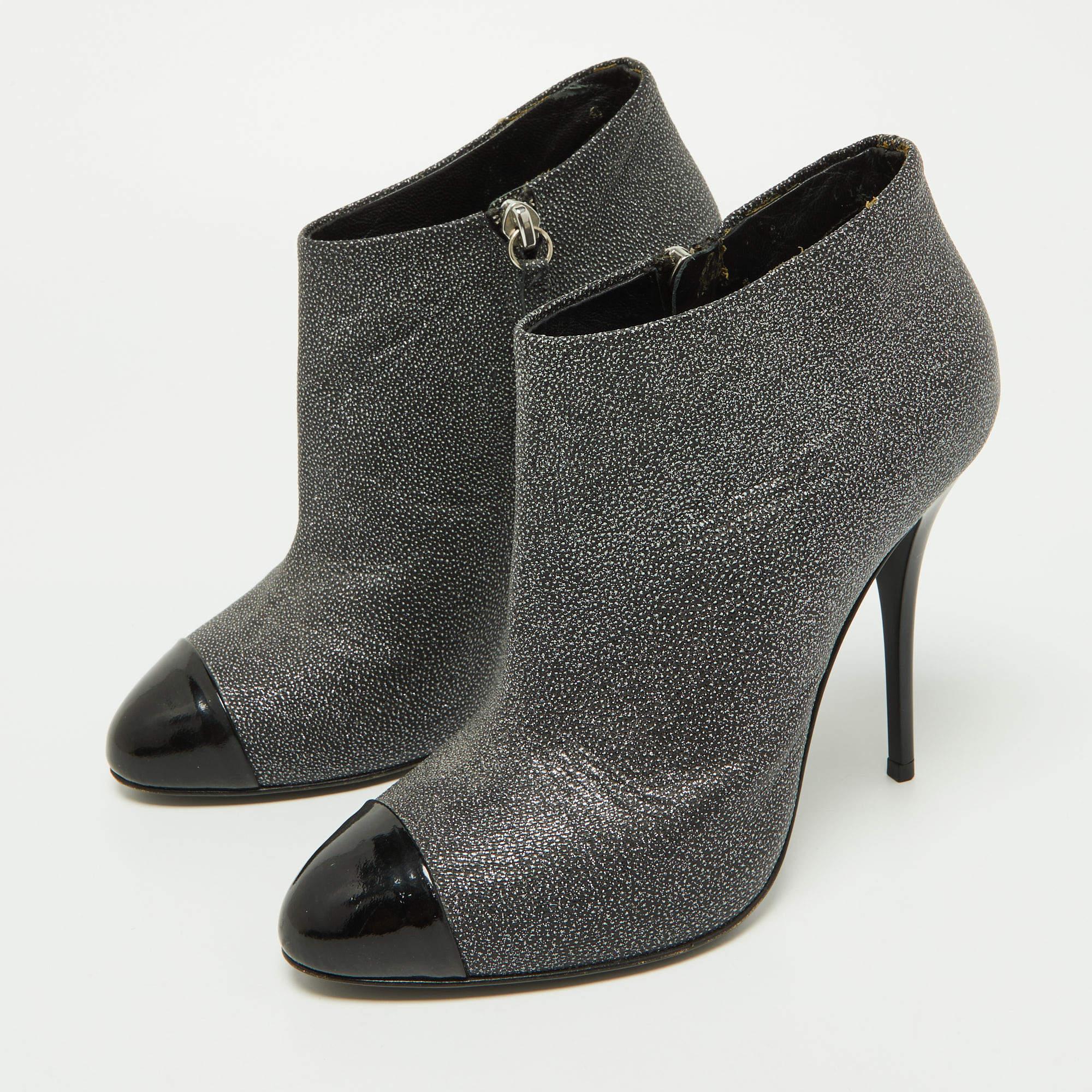 Ces magnifiques bottines Giuseppe Zanotti valent chaque centime dépensé et ne manqueront pas d'ajouter une touche de style à votre garde-robe. Ces bottines grises et noires ont été confectionnées en cuir et sont dotées de bouts en amande. Elles sont