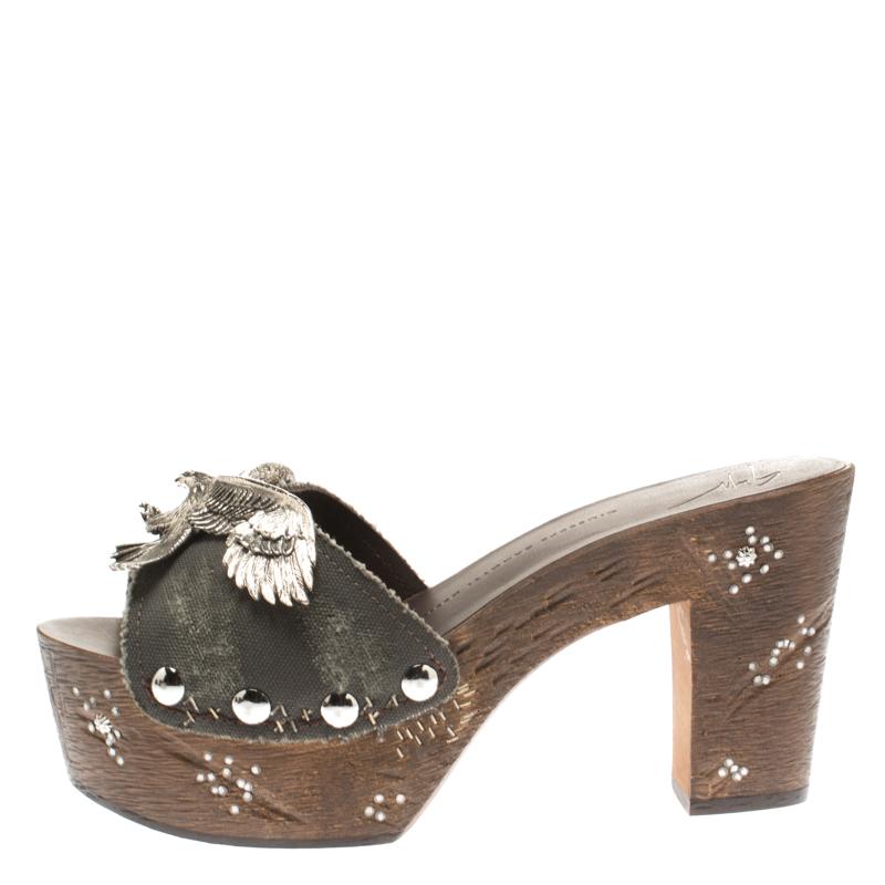 Amp up your style quotient as you glam up your casual outfit with these gorgeous sandals from Giuseppe Zanotti. These canvas shoes will make you look confident and uber-stylish. They come with a rubber sole which makes it a perfect combination of