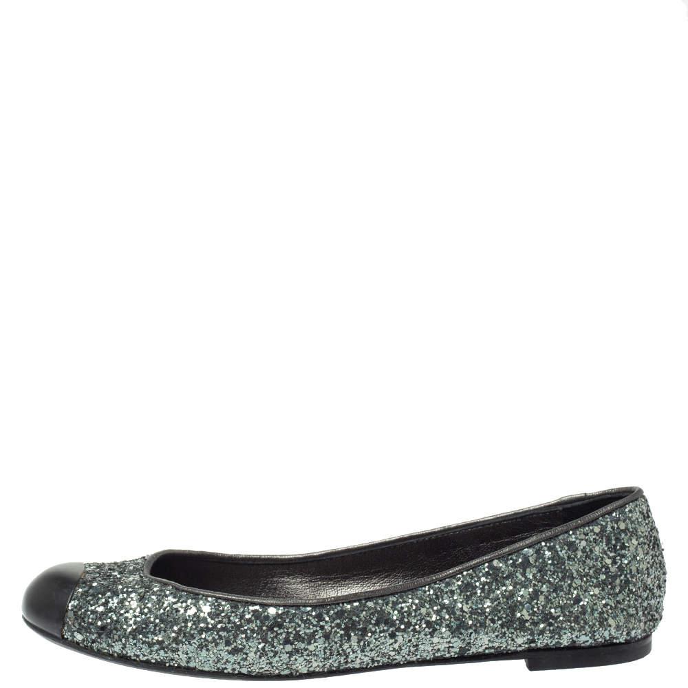 Amp up your style quotient with these gorgeous ballet flats from Giuseppe Zanotti. These grey flats have been created using glitter fabric and designed with leather cap toes. The flats are complete with leather insoles for your ease.