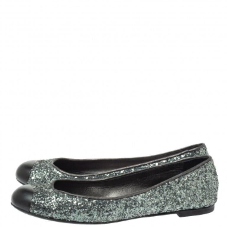 Amp up your style quotient with these gorgeous ballet flats from Giuseppe Zanotti. These grey flats have been created using glitter fabric and designed with leather cap toes. The flats are complete with leather insoles for your ease.