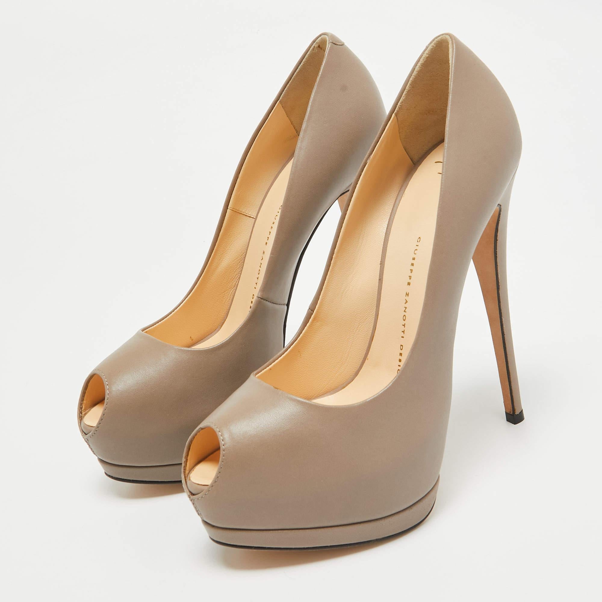 Curvaceous arches a feminine appeal and a well built structure define this set of designer pumps. Coming with comfortable insoles and sleek heels style them with your favorite outfits.
