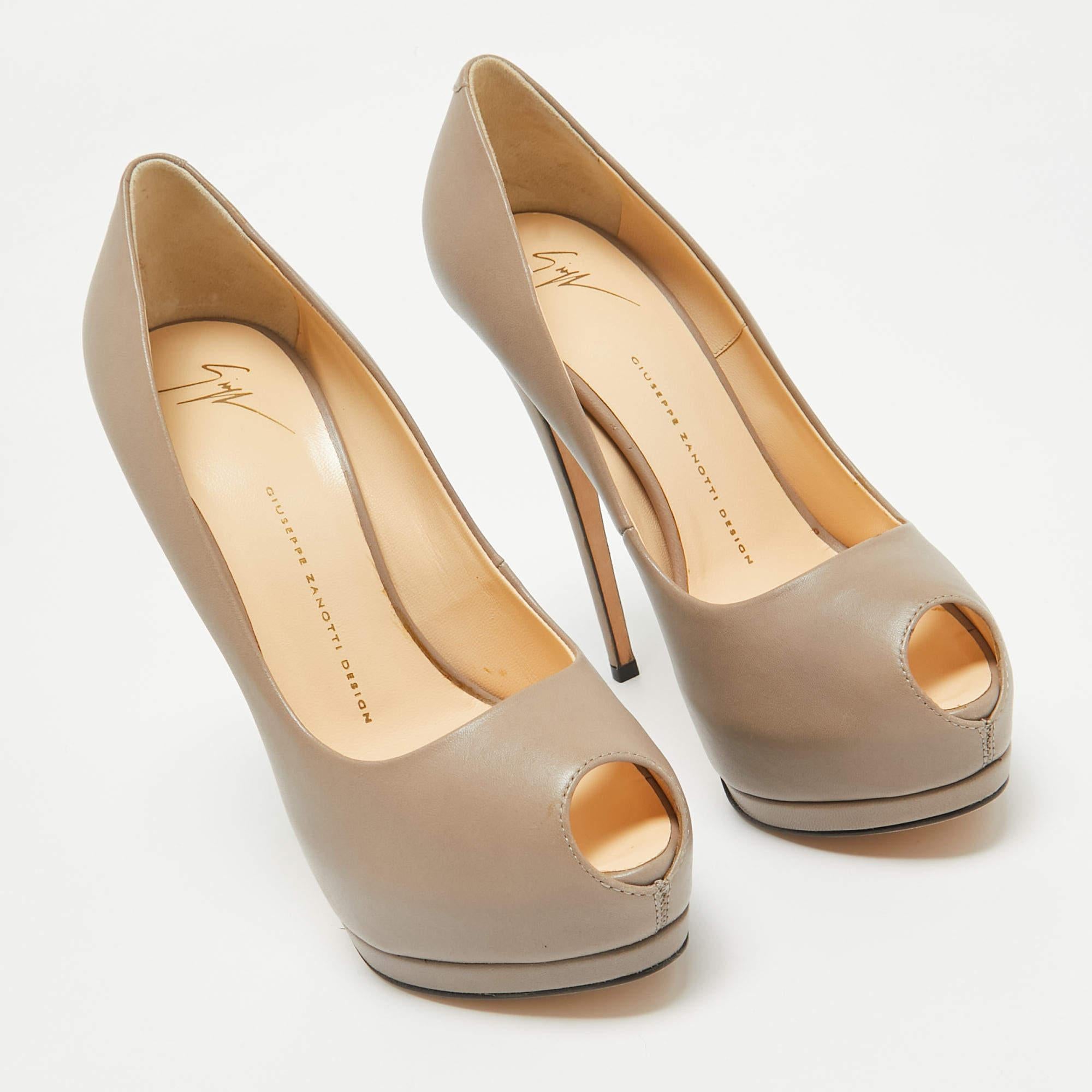 Giuseppe Zanotti Grey Leather Peep Toe Pumps Size 39.5 In New Condition For Sale In Dubai, Al Qouz 2