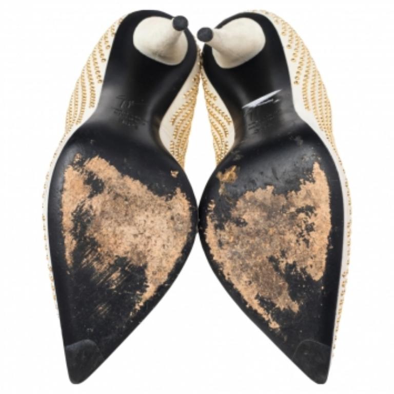 Renueva tu colección de calzado añadiendo este par de brillantes zapatos de salón Giuseppe Zanotti a tu armario. Estos zapatos de salón grises están fabricados en piel y presentan unos exquisitos adornos de tachuelas en el exterior. Puntera en
