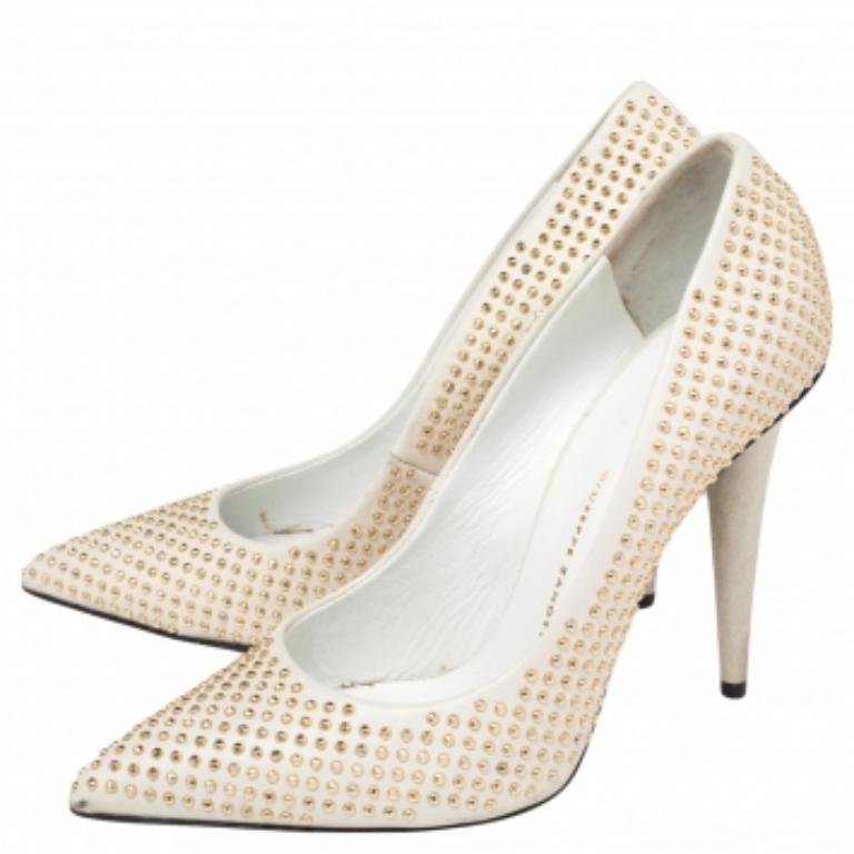 Giuseppe Zanotti Bombas de piel gris con tachuelas adornadas en punta talla 36.5 Beige