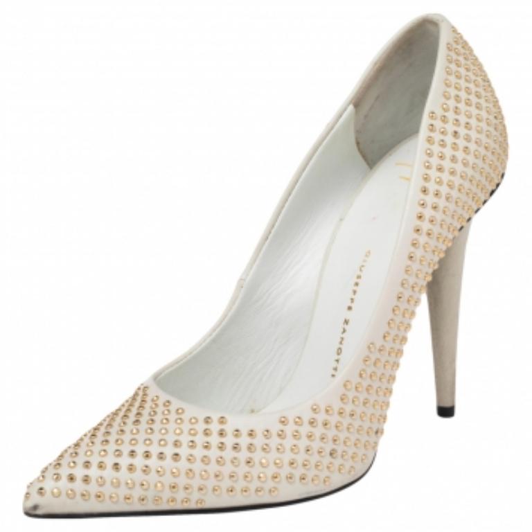 Giuseppe Zanotti Bombas de piel gris con tachuelas adornadas en punta talla 36.5 en Bueno Estado en Dubai, Al Qouz 2