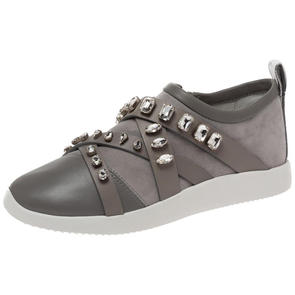 Baskets basses Giuseppe Zanotti en daim gris ornées de cristaux, taille 37,5