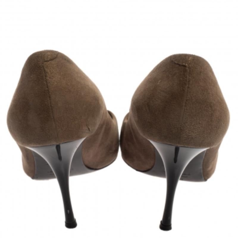 Giuseppe Zanotti Grey Suede Muffa Crystal Embellished Cap Toe Pumps Size 38.5 In Fair Condition For Sale In Dubai, Al Qouz 2