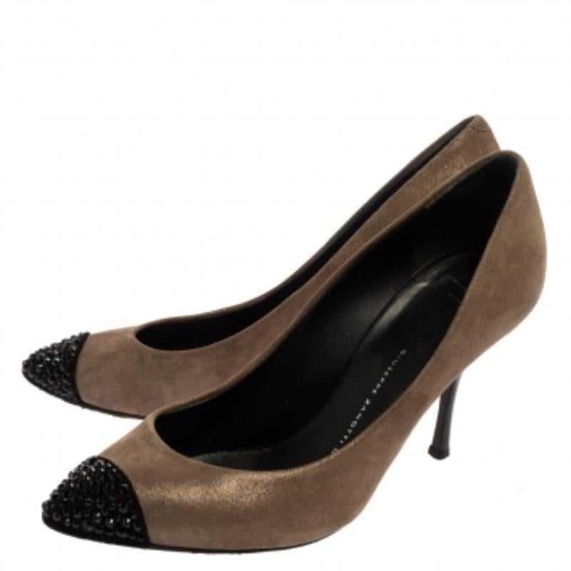 Women's Giuseppe Zanotti Grey Suede Muffa Crystal Embellished Cap Toe Pumps Size 38.5 For Sale