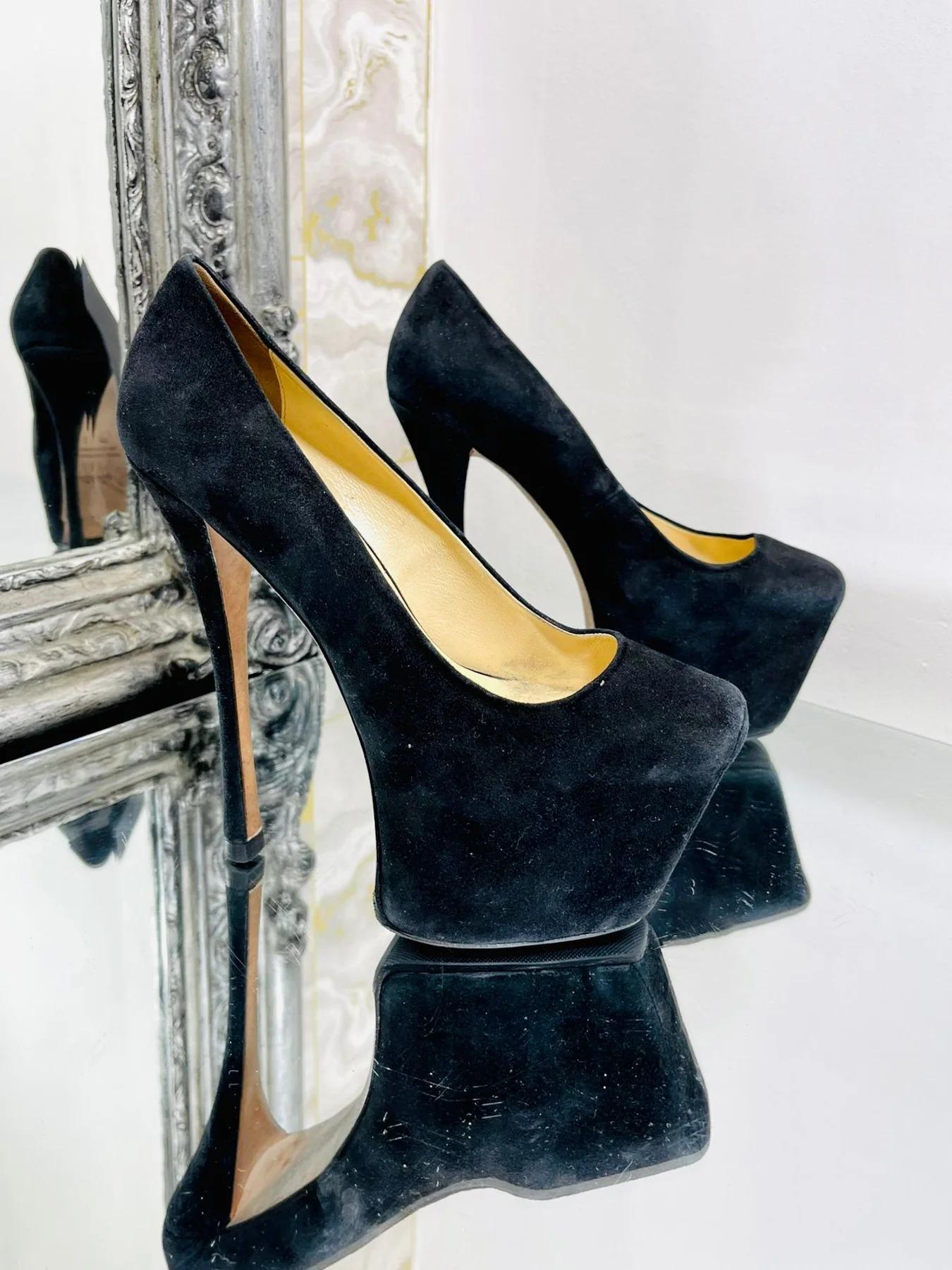 Giuseppe Zanotti Heels. Size 35

Black suede, with square fronts and very high heels.

Additional information:
Size – 35
Composition- Leather
Condition – Good ( Some signs of wear)
Comes with- Shoes Only 