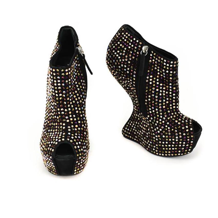 GIUSEPPE ZANOTTI
Gorgeous sold out Giuseppe Zanotti Hidden heel black wedges suede leather rhinestones as seen on Celebrities 

Content: 100% Suede, crystals
    Size IT 37 - US 7

Made in Italy
 Brand new, with box


 100% authentic guarantee 

   