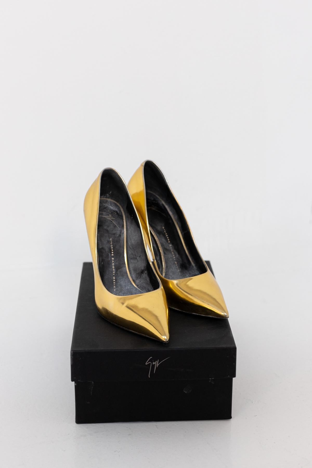 Chaussures à talons hauts Giuseppe Zanotti à talons aiguilles en cuir doré Pour femmes en vente