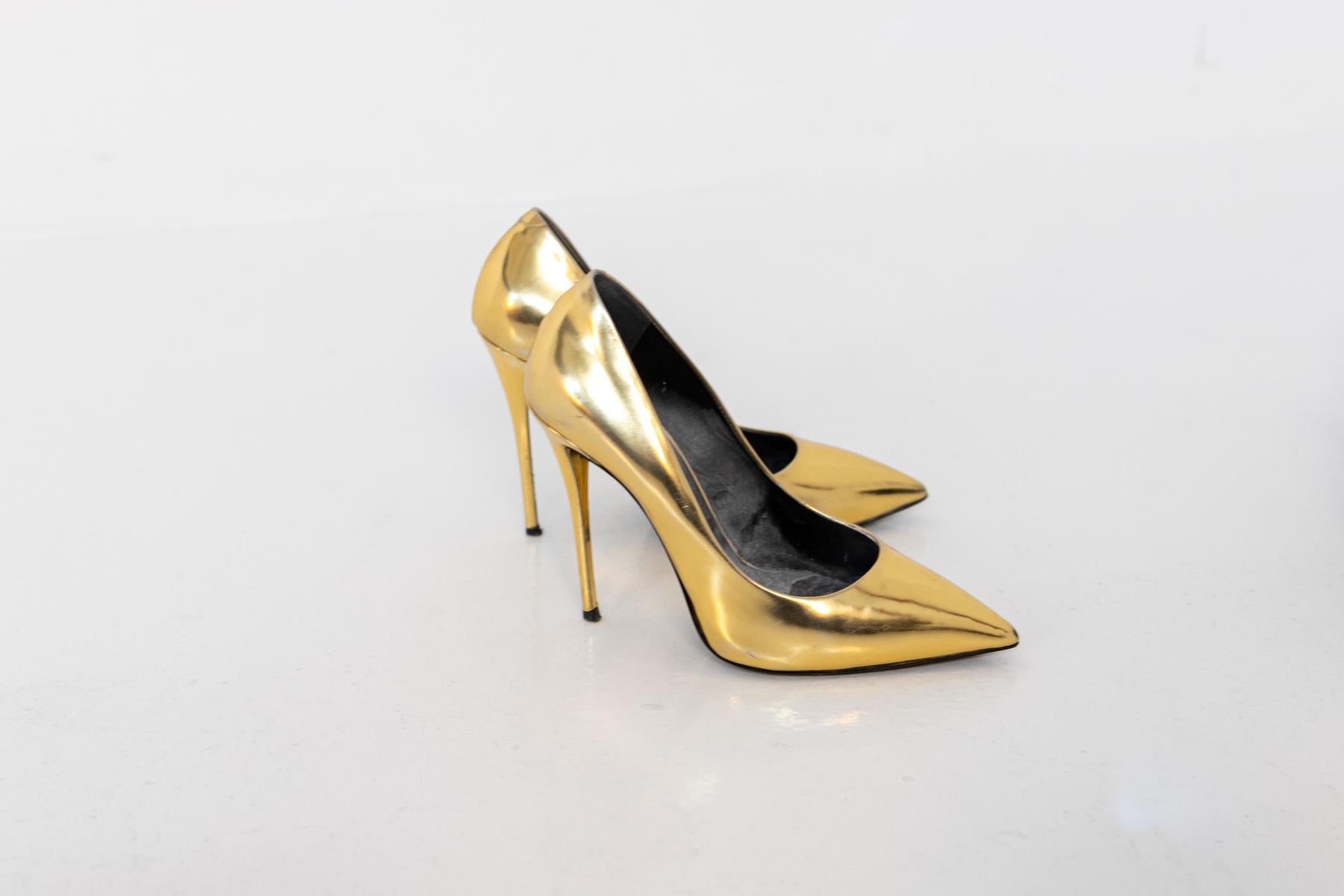 Giuseppe Zanotti Goldfarbene Stiletto-High Heels aus Leder im Angebot 2