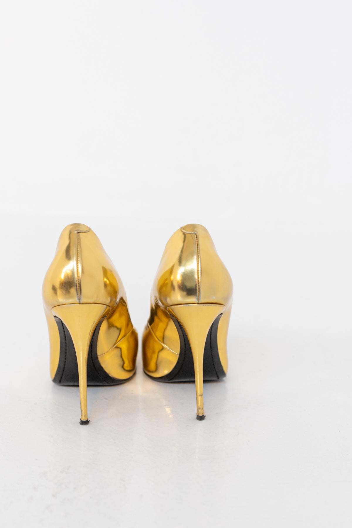 Paires de chaussures pour femmes élégantes et glamour en cuir doré. Le decoltè est un précieux talon aiguille de 12 cm. Le pied de la chaussure est pointu avec un élégant decoltè qui rend la semelle du pied très harmonieuse et élégante. Utilisé