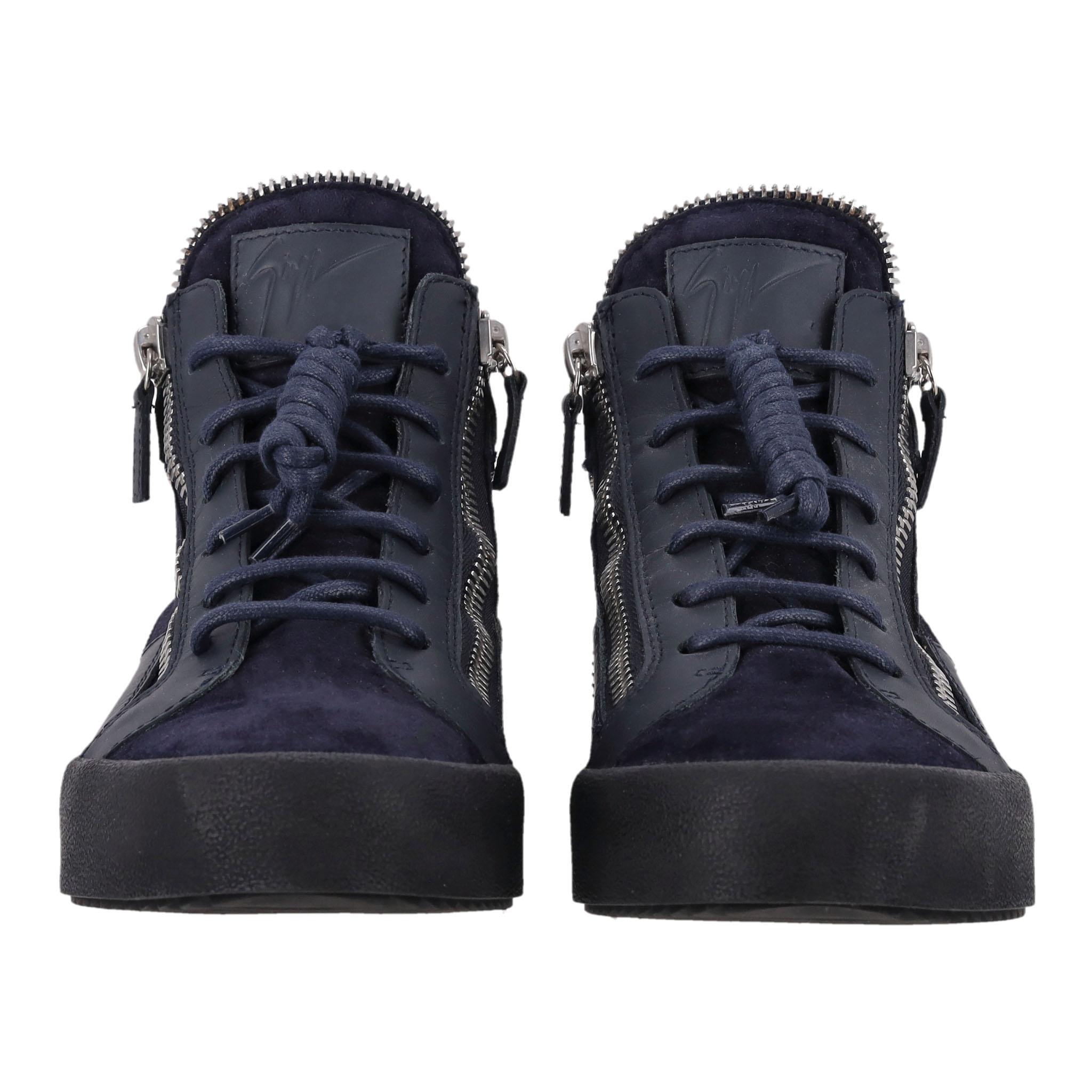Giuseppe Zanotti - Sneakers alte in pelle

Scarpe da ginnastica navy realizzate in pelle con inserti in camoscio.

Caratterizzata da accenti di zip argentata e da una doppia chiusura con zip lungo la chiusura centrale con lacci.

Punta rotonda,