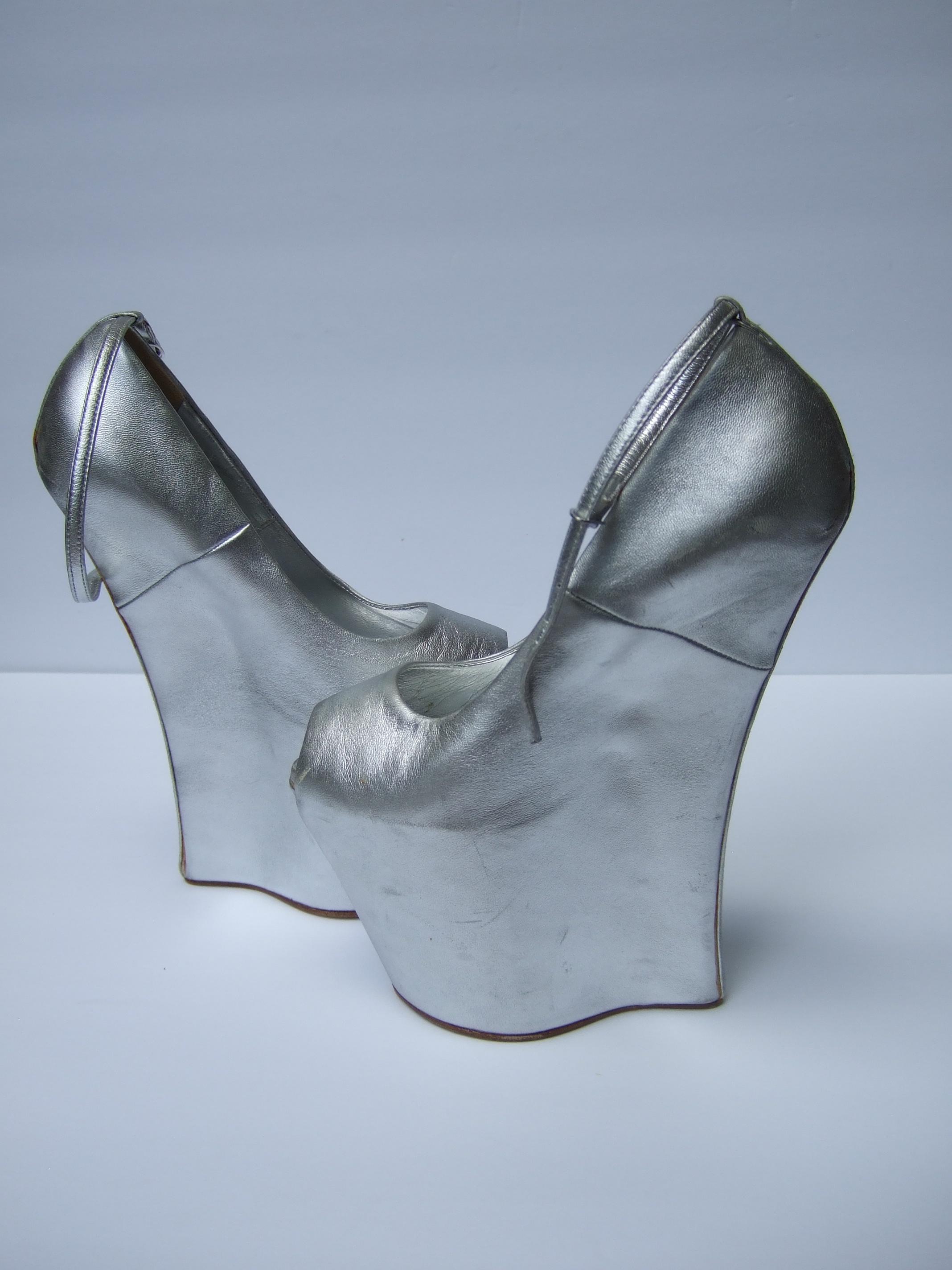 Giuseppe Zanotti Italian Silver Leather Avant-garde Platform Shoes 21st C For Sale 3