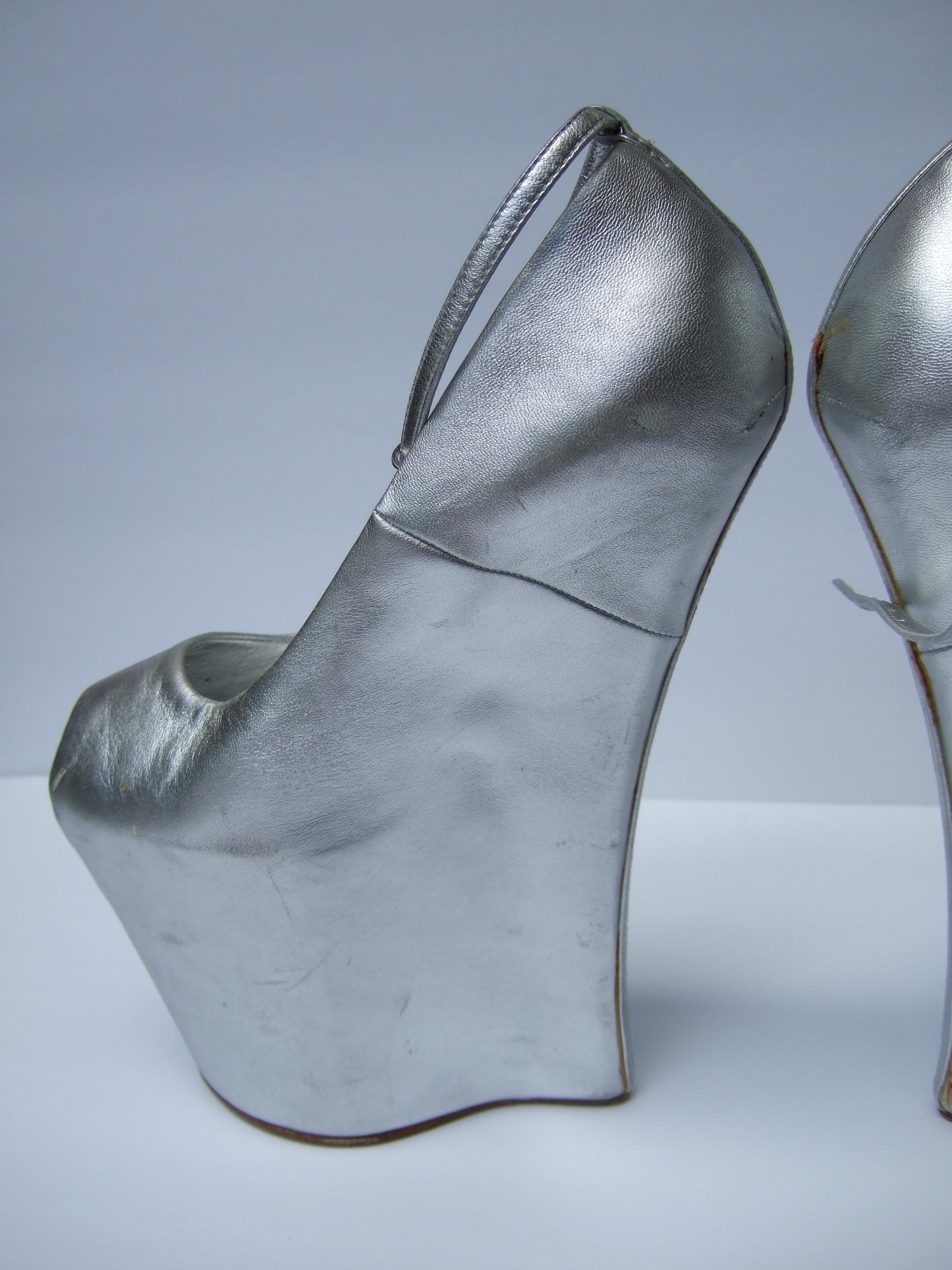 Giuseppe Zanotti Italian Silver Leather Avant-garde Platform Shoes 21st C For Sale 4