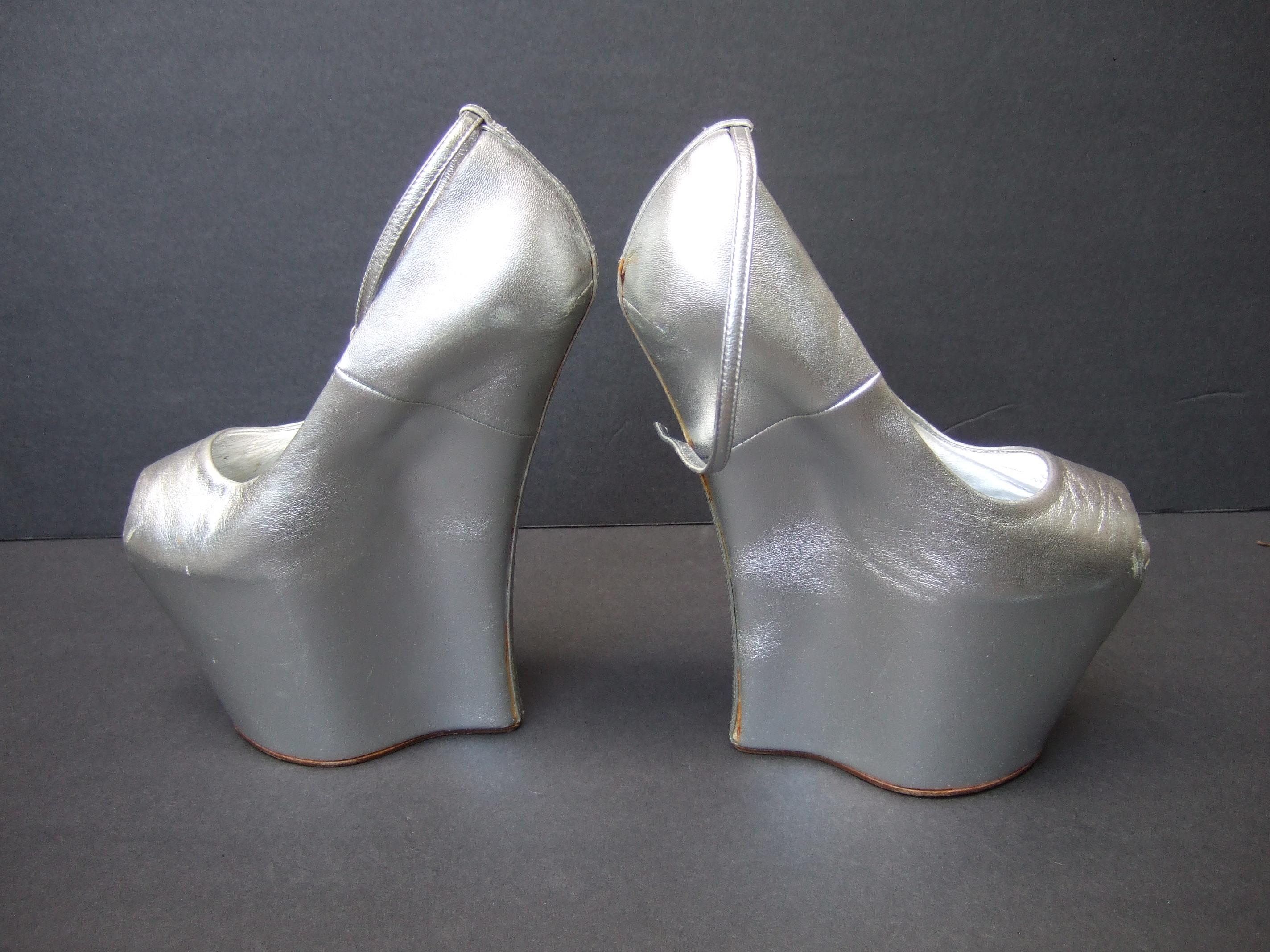 Giuseppe Zanotti Italian silver metallic leather avant-garde ankle strap peep toe platform shoes Size 36.5 in box
The edgy sky high ankle strap peep toe platform shoes are covered with silver metallic leather 
Makes a very dramatic eye-catching
