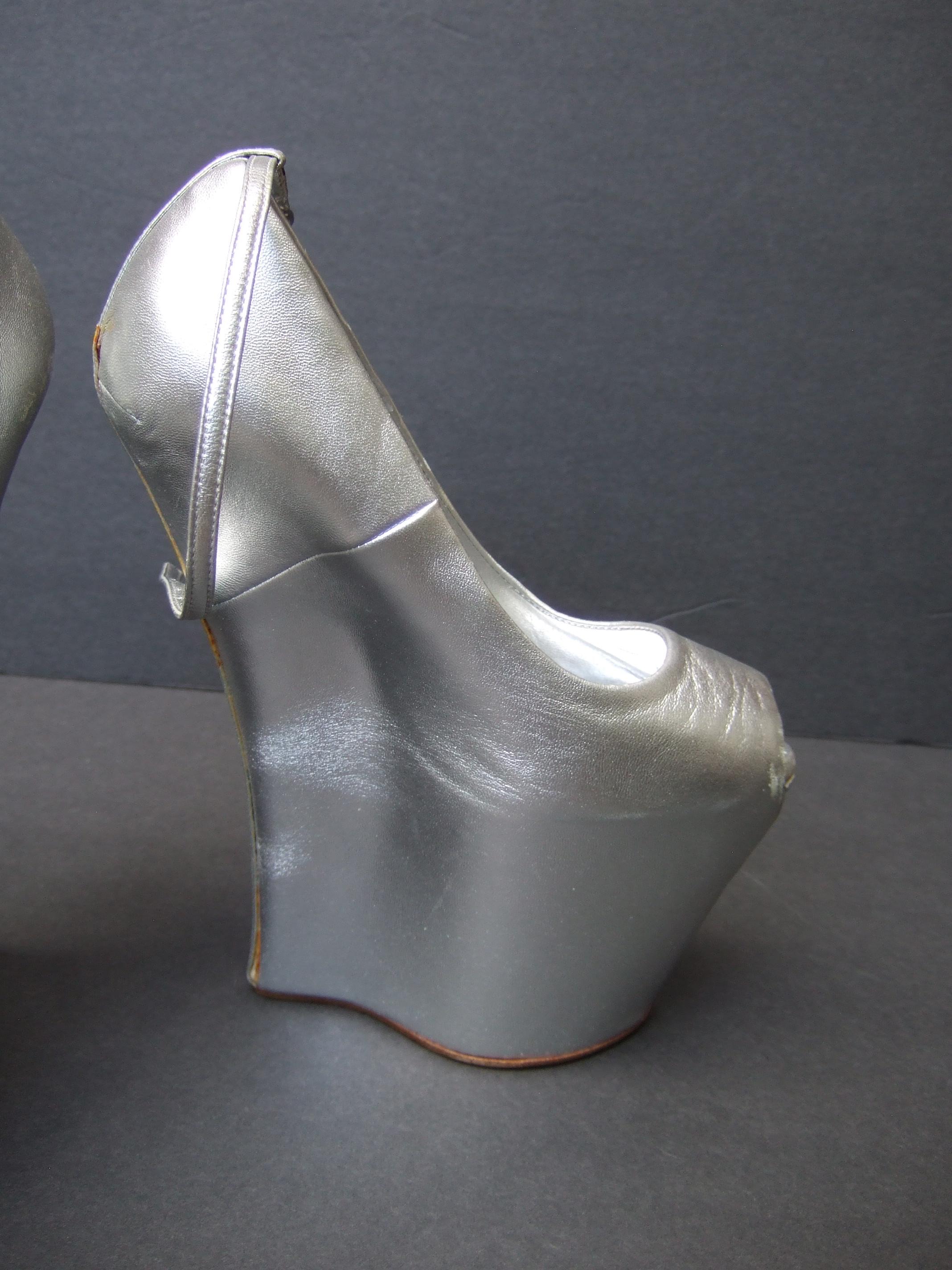 Giuseppe Zanotti Italian Silver Leather Avant-garde Platform Shoes 21st C In Good Condition For Sale In University City, MO