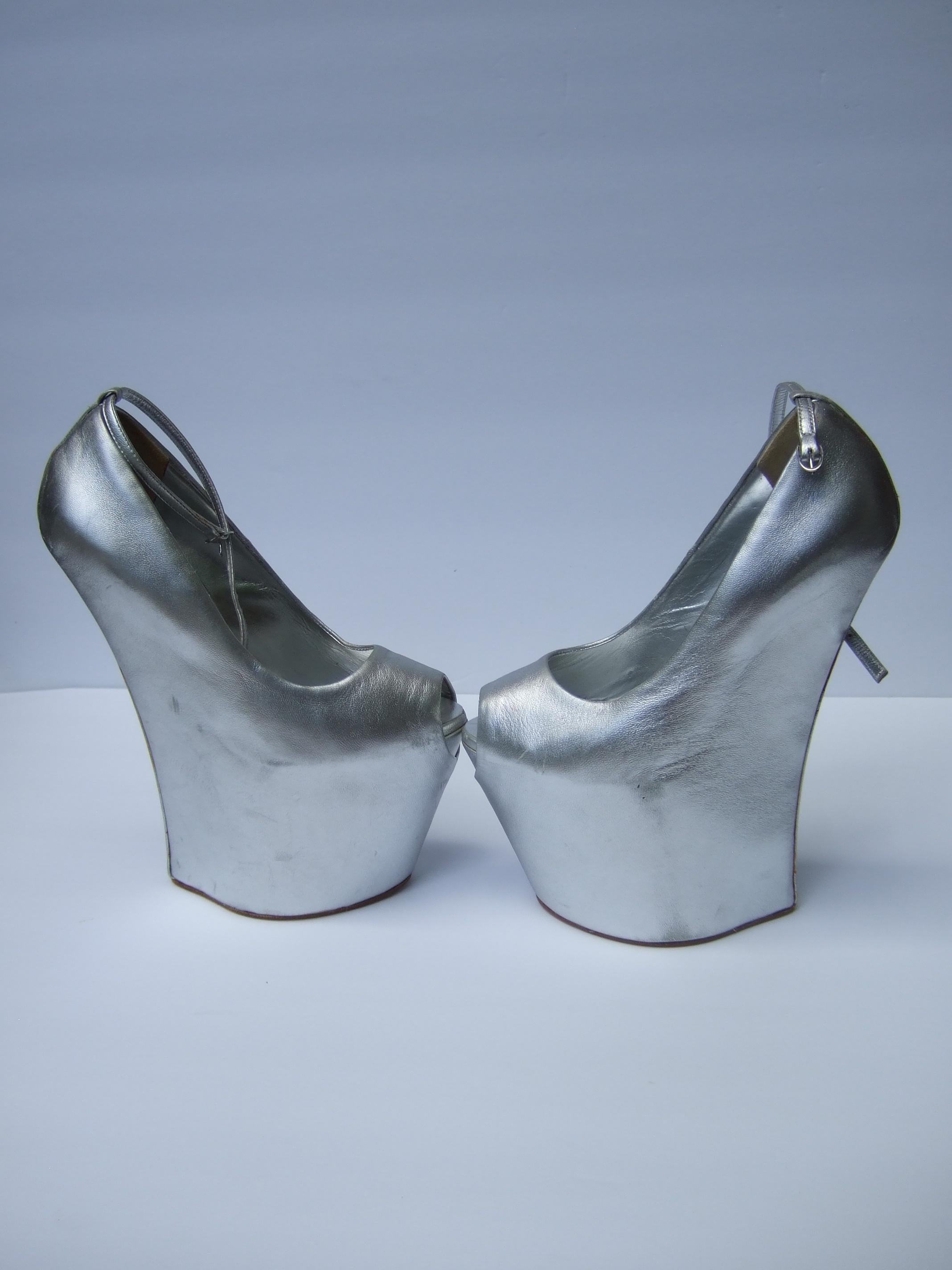 Giuseppe Zanotti Italian Silver Leather Avant-garde Platform Shoes 21st C For Sale 2