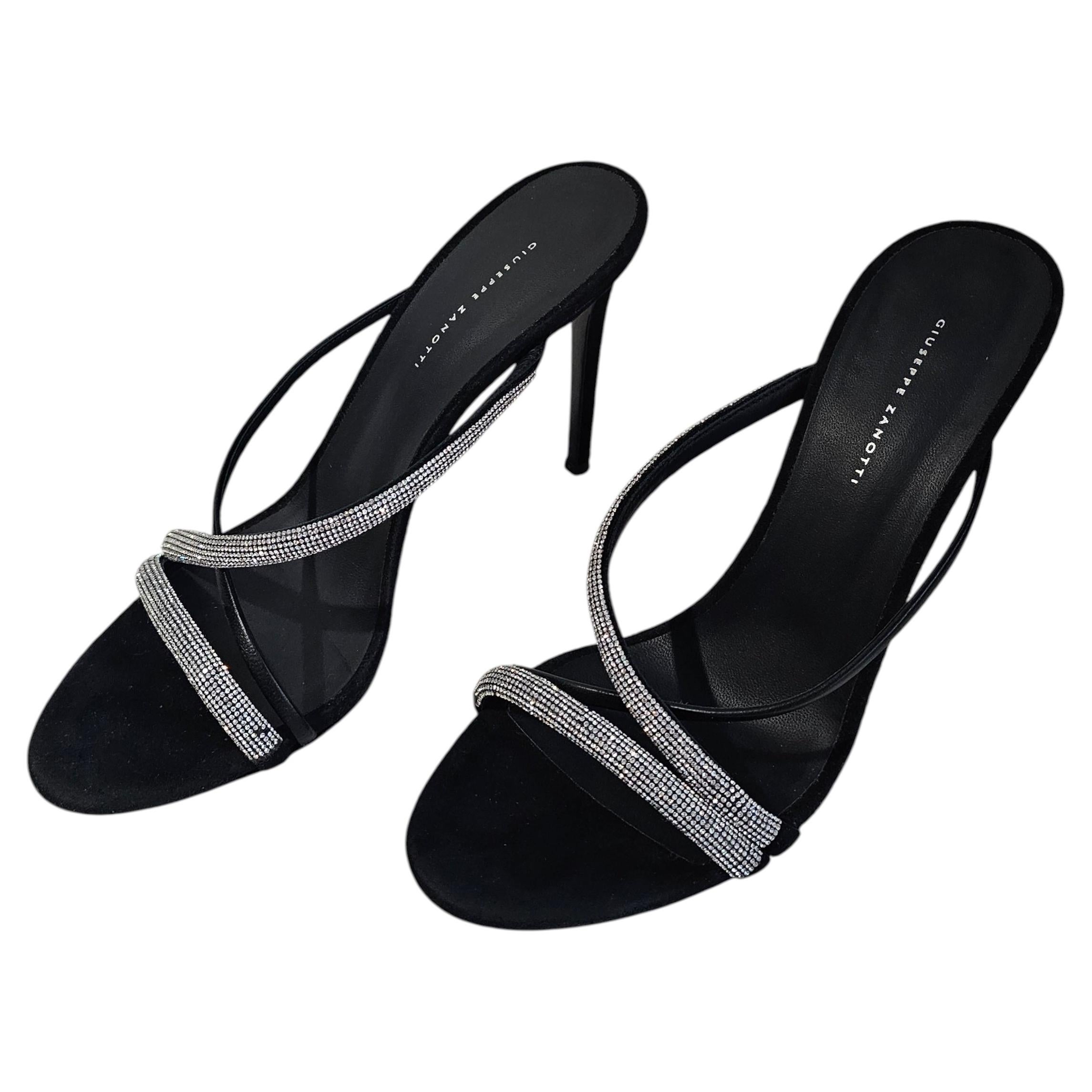 Mules Giuseppe Zanotti « Kassie » en daim noir avec lanières en cristal, taille EU 40/US 10, modèle « Gala »