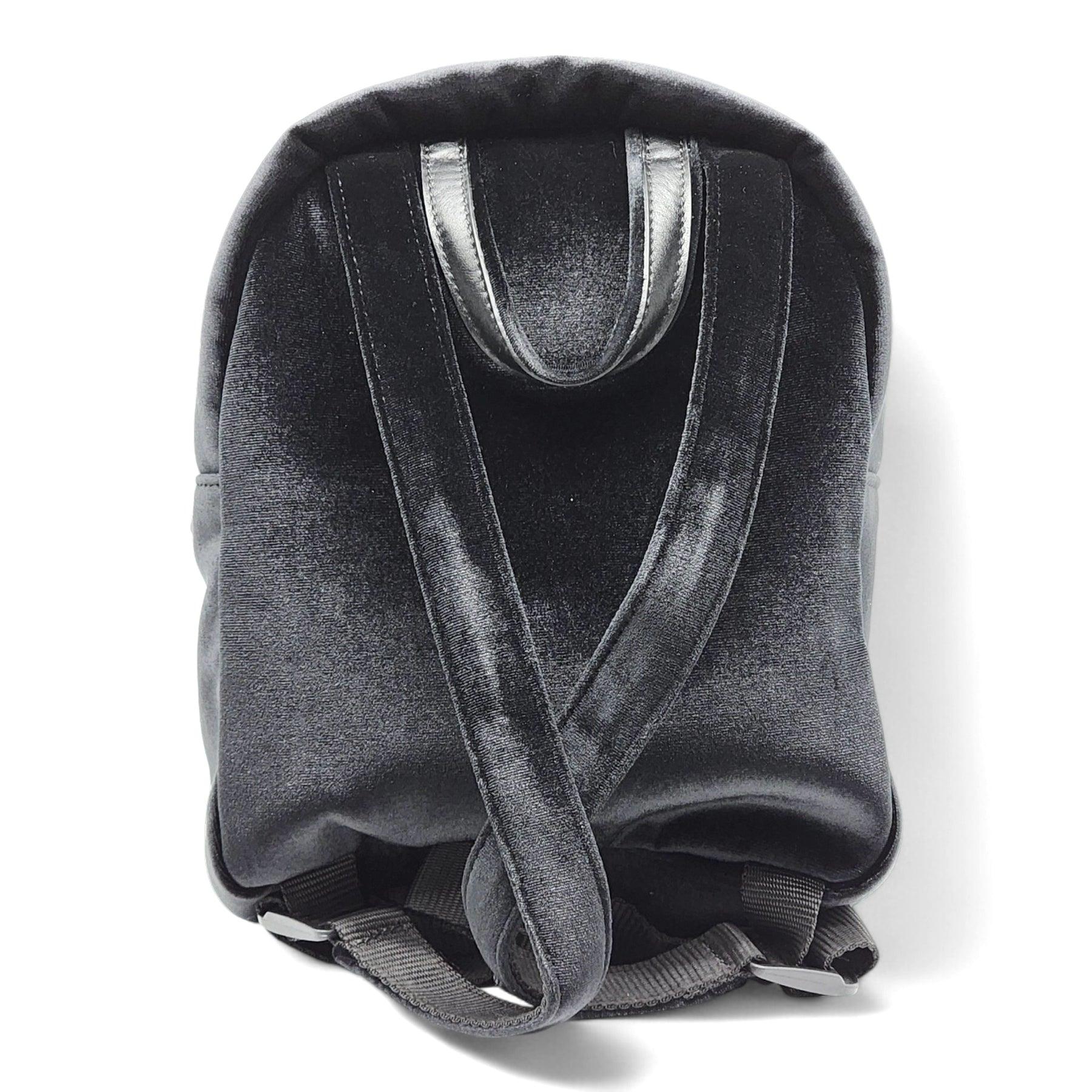 Giuseppe Zanotti Kilo XS Mini Backpack - Velluto in nero. Interno sorprendentemente spazioso e completamente foderato. Cinghie dello zaino regolabili.

Informazioni aggiuntive:
Materiale: Velluto
Tasca frontale con cerniera
Colore: nero
Paese: