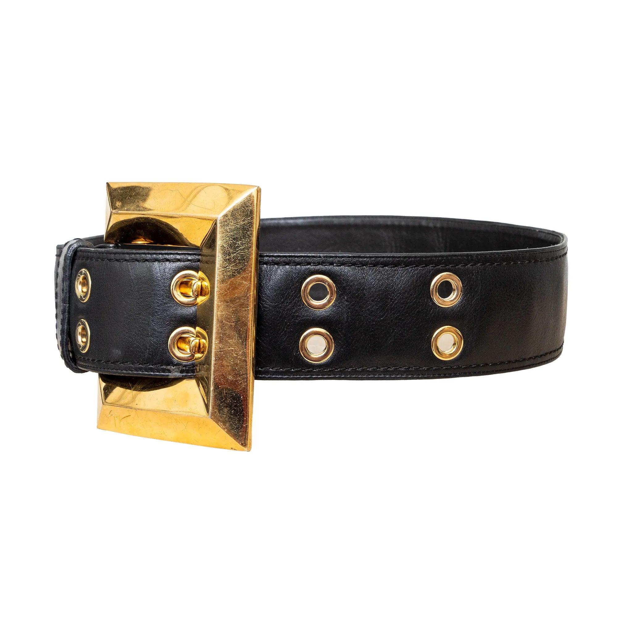 Giuseppe Zanotti breiter schwarzer Ledergürtel mit doppelten Löchern, auffälliger goldfarbener Schnalle und charakteristischer Statement-Hardware für einen markanten, strukturierten Look.
 Bemerkungen: Es gibt einige Kratzer auf der Hardware. 
