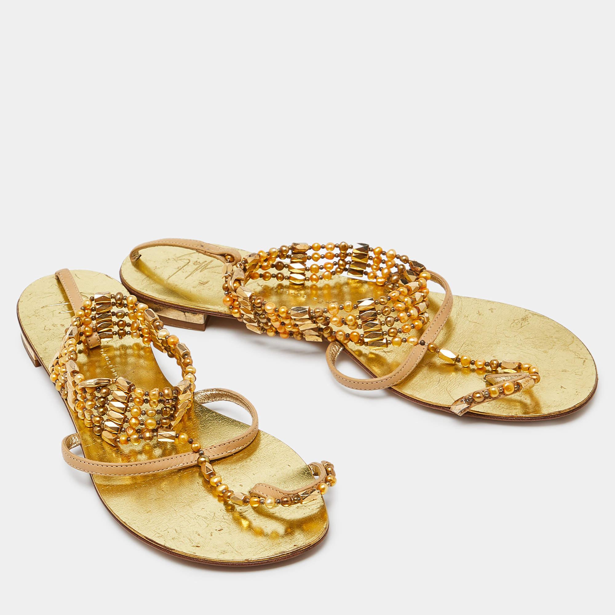 Giuseppe Zanotti Leather Crystal Embellished Chain Thong Flat Sandals Size 38.5 In Fair Condition For Sale In Dubai, Al Qouz 2