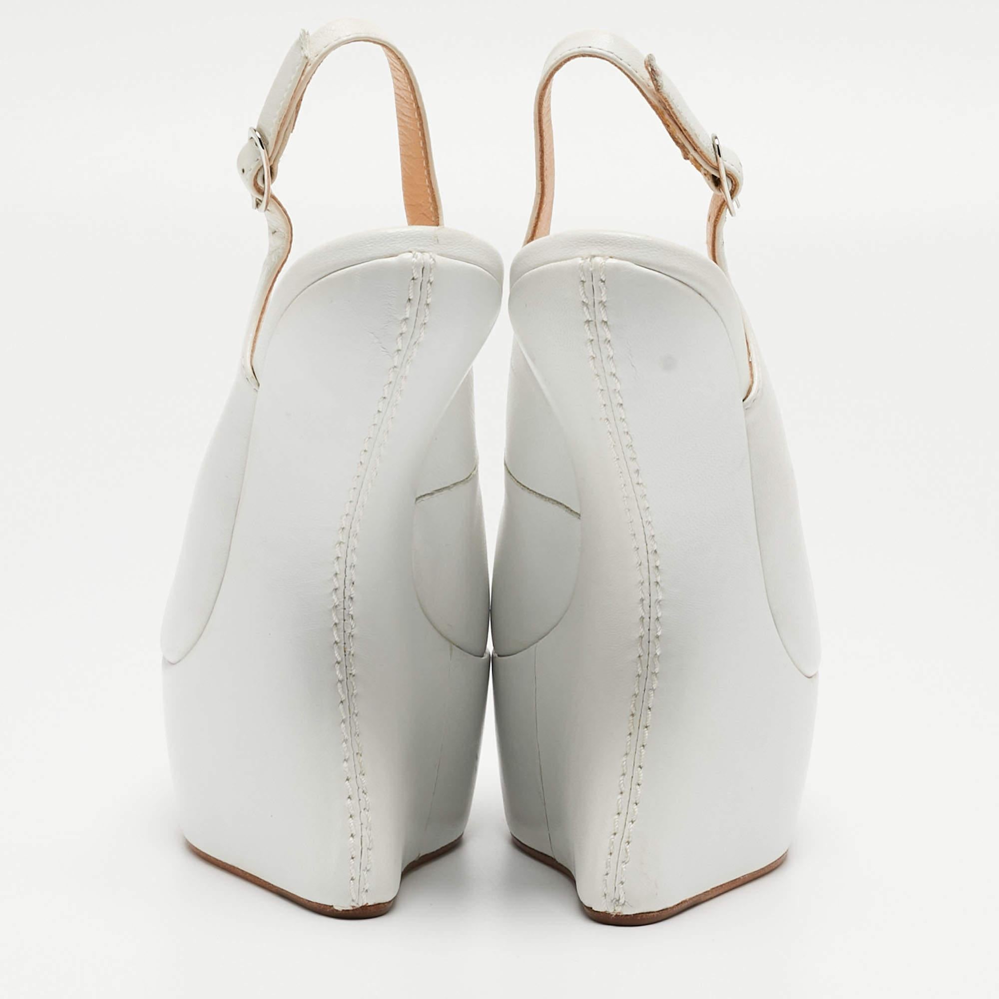Entdecken Sie den Inbegriff von Eleganz mit diesen Damenpumps von Zanotti. Diese sorgfältig entworfenen Schuhe vereinen Mode und Komfort und sorgen dafür, dass Sie in jeder Umgebung glänzen.

