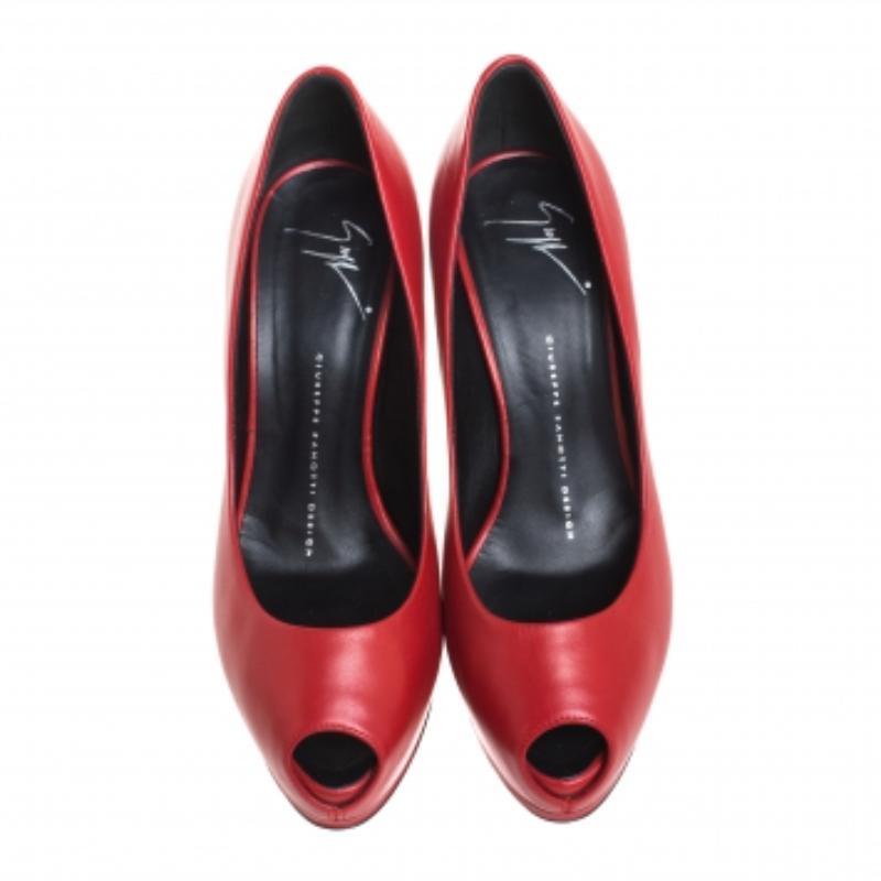 Rosso Giuseppe Zanotti in pelle scamosciata con cristalli che impreziosiscono la piattaforma Peep Toe Pumps Taglia 37 in vendita