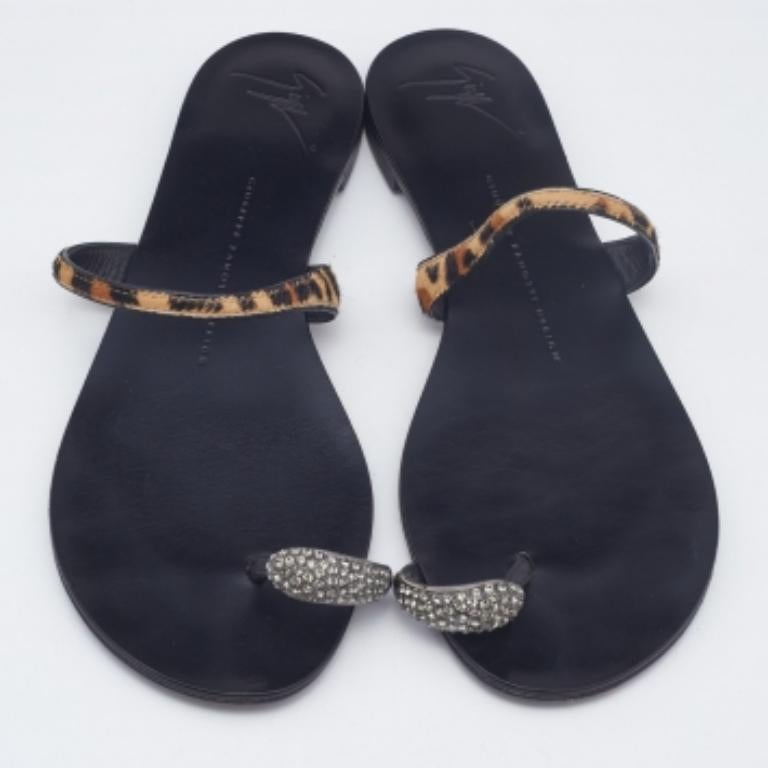 A perfect blend of luxury, style, and comfort, these designer flats are made using quality materials and frame your feet in the most practical way. They can be paired with a host of outfits from your wardrobe.