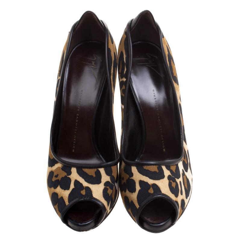 Questo paio di décolleté chic è di Giuseppe Zanotti. Realizzate in tela con stampa leopardata, sono caratterizzate da uno stile peep toe e da un tacco a spillo. Un tocco di classe alle classiche décolleté: questo paio è un must del