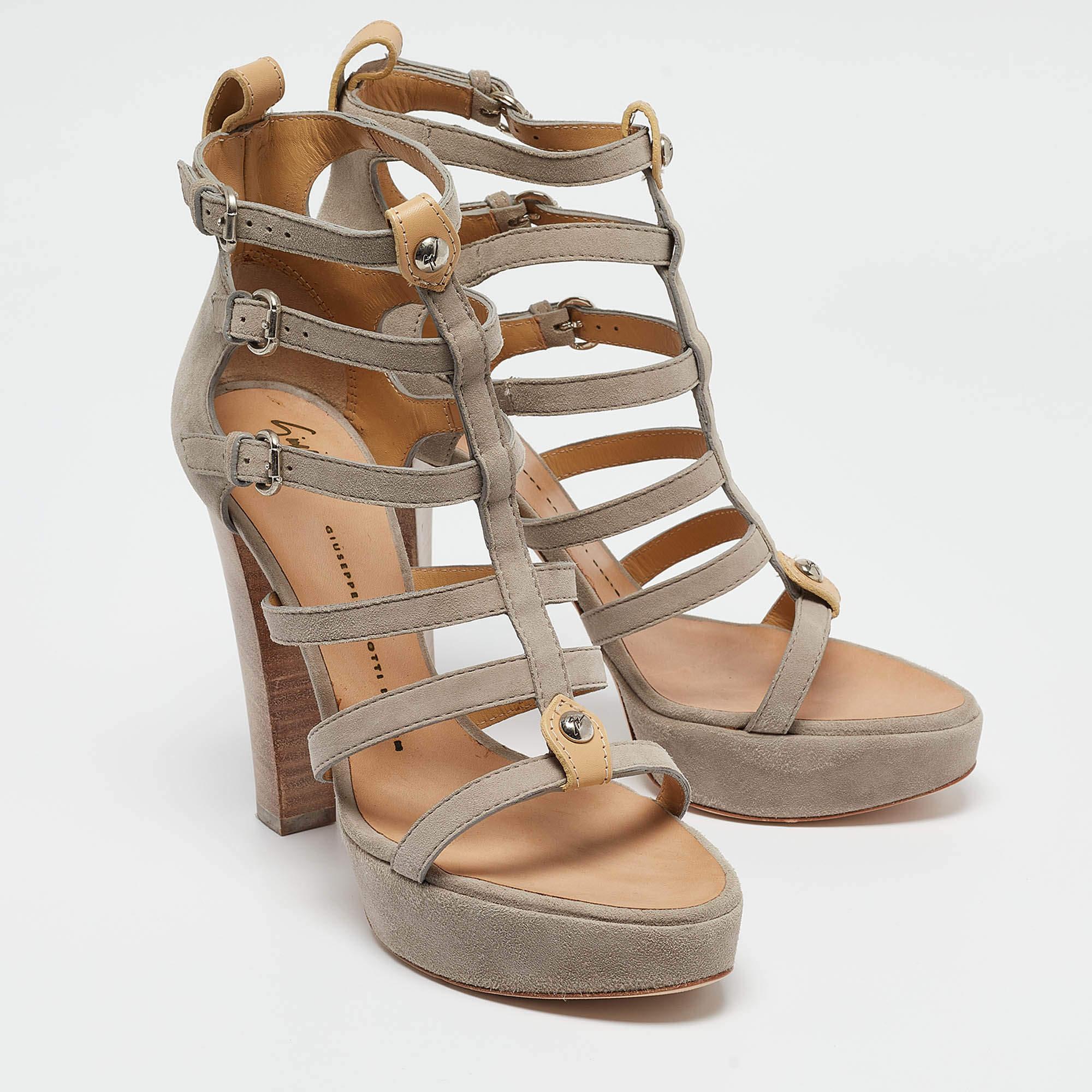 Sandales à bout ouvert Giuseppe Zanotti en daim gris clair taille 39 Excellent état - En vente à Dubai, Al Qouz 2
