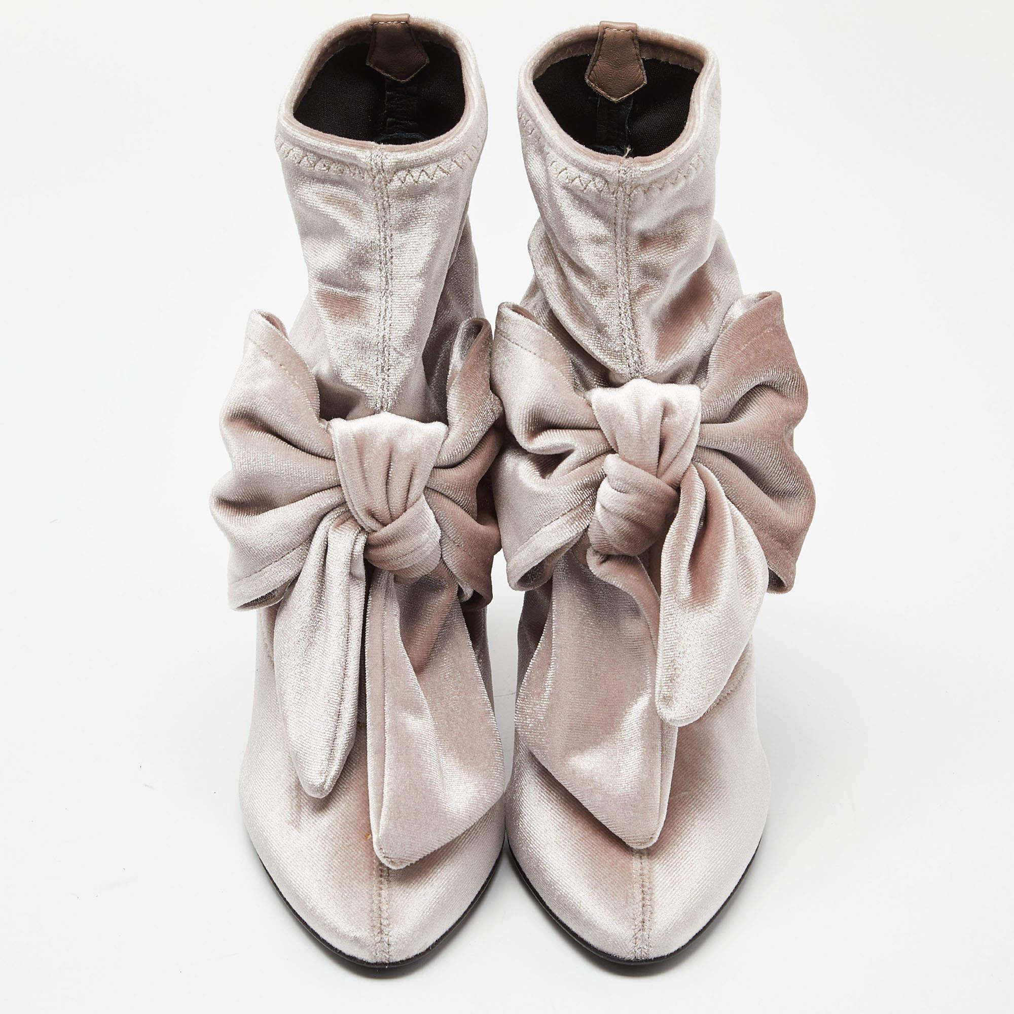Wie könnte man sich nicht in diese luxuriösen Stiefel von Giuseppe Zanotti verlieben! Diese hellrosa Stiefel aus Samt haben eine mandelförmige Fußspitze und eine wunderschöne Schleife auf der Vorderseite. Sie stehen auf 12 cm hohen Absätzen und sind