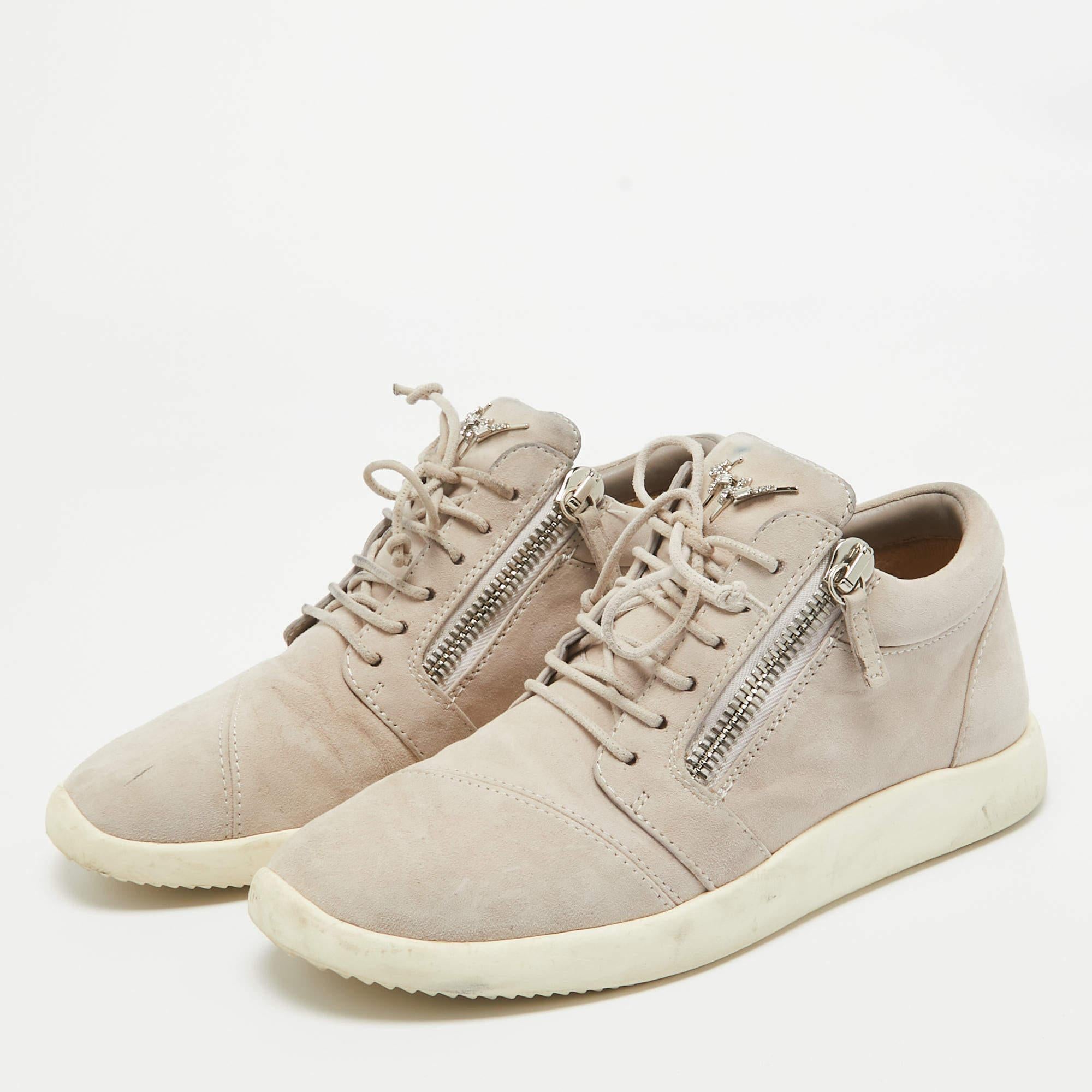 Améliorez votre style avec ces baskets Giuseppe Zanotti. Méticuleusement conçues pour la mode et le confort, elles sont le choix idéal pour une foulée tendance et confortable.